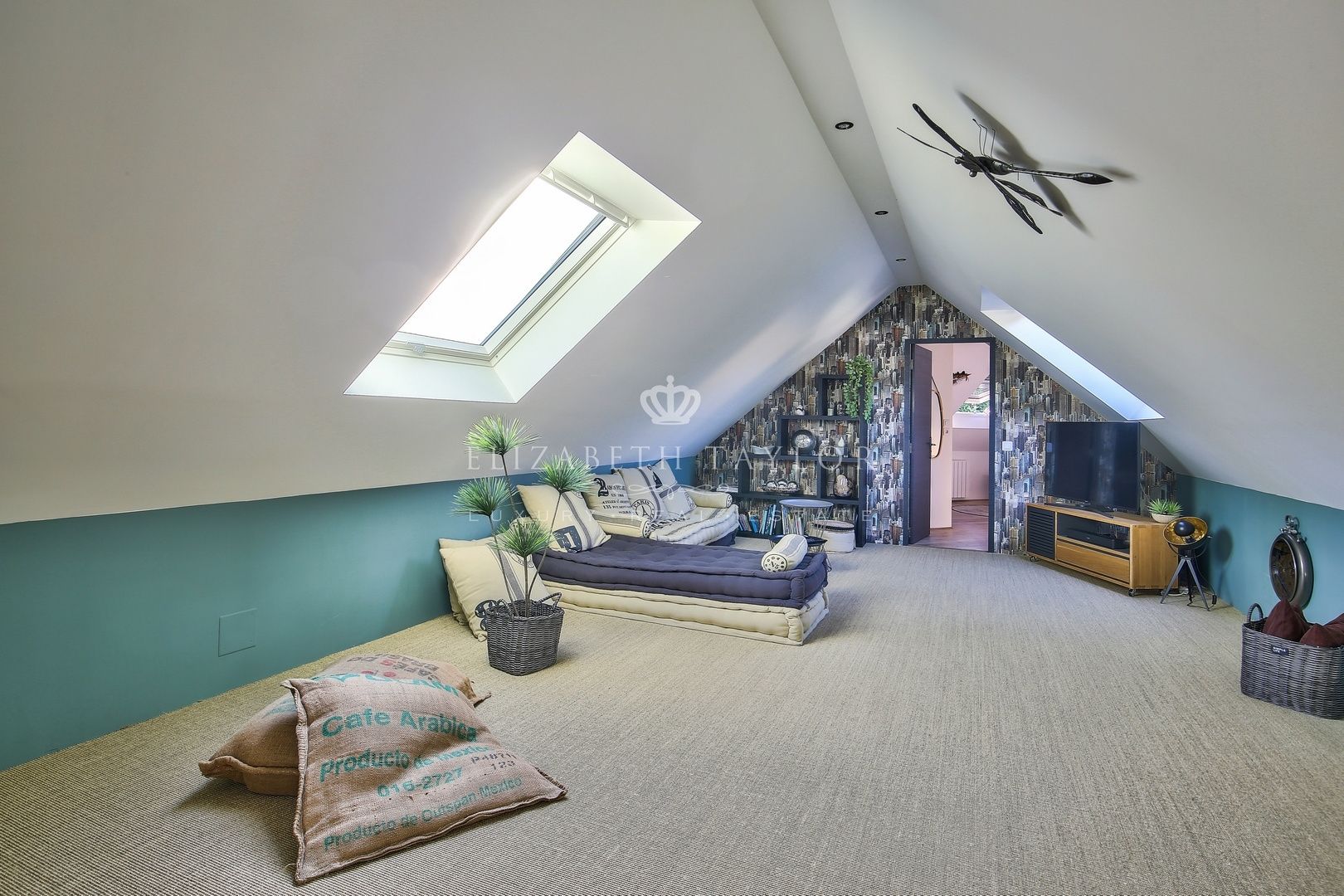 villa 10 rooms for sale on Orgeval (78630)