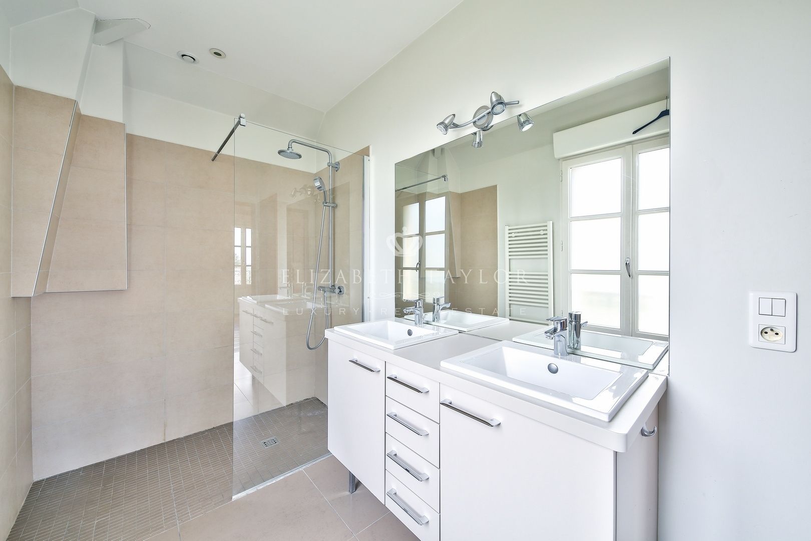 house 10 rooms for sale on Orgeval (78630)