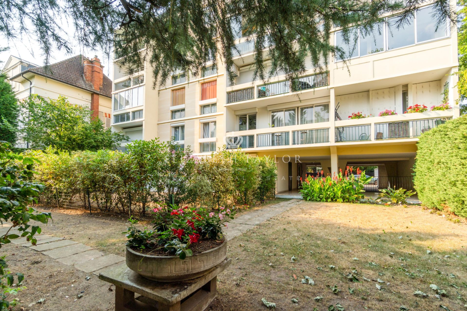apartment 4 rooms for sale on Le Vésinet (78110)