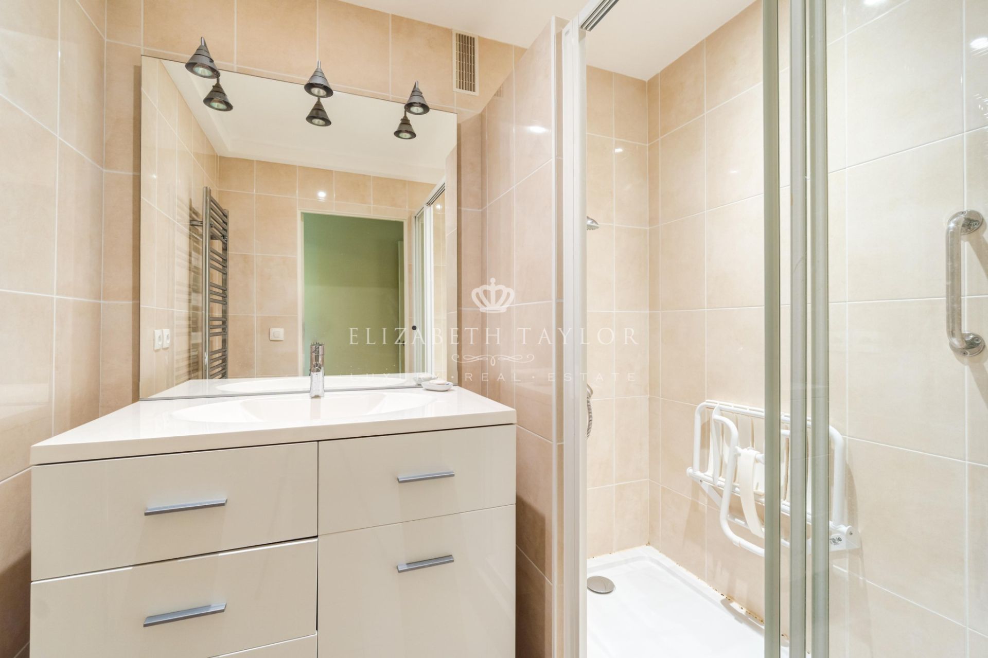 apartment 4 rooms for sale on Le Vésinet (78110)
