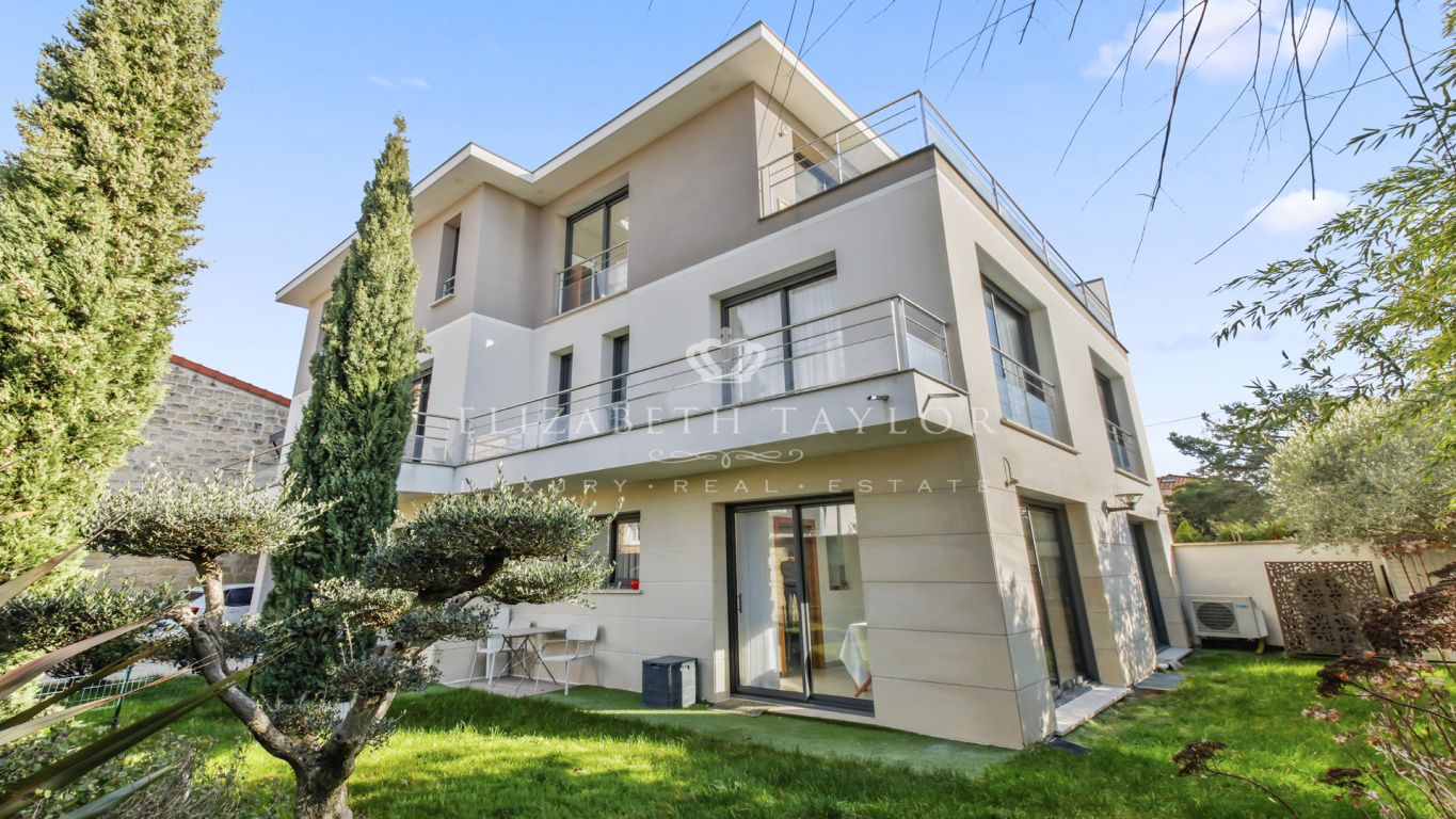 house 11 rooms for sale on Chatou (78400) - See details