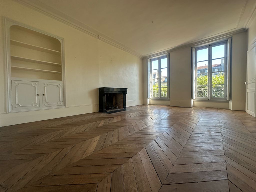 apartment 6 rooms for rent on Versailles (78000) - See details